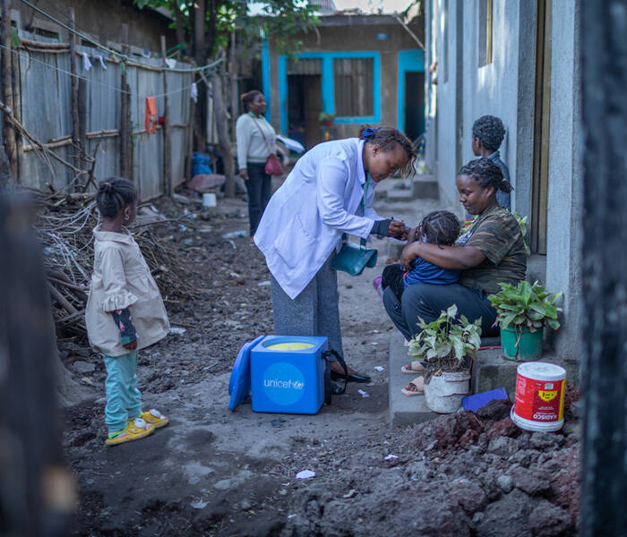 La vacunadora Lemlem Beyene vacuna a los niños durante la campaña nacional contra la poliomielitis.