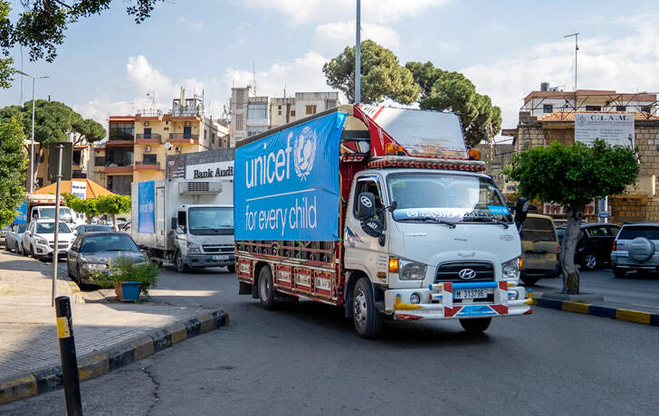 El equipo de UNICEF se encuentra sobre el terreno proporcionando suministros de emergencia.