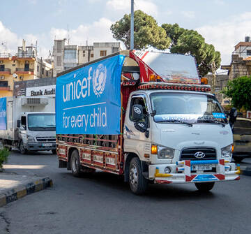 El equipo de UNICEF se encuentra sobre el terreno proporcionando suministros de emergencia.