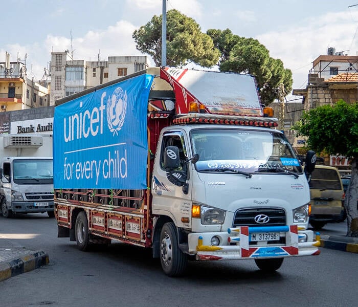 El equipo de UNICEF se encuentra sobre el terreno proporcionando suministros de emergencia.