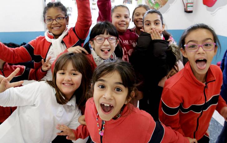 Varios niños felices y contentos
