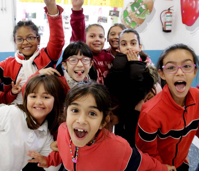 Varios niños felices y contentos