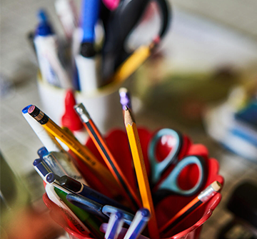 Lápices de colores sobre una mesa