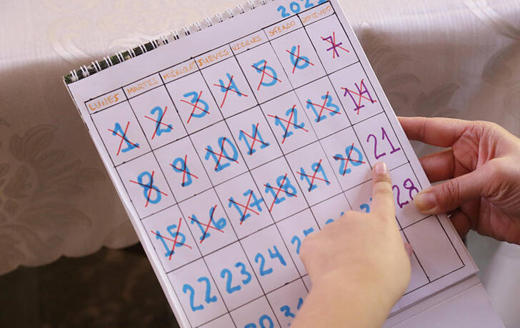 Unas manos sostienen un calendario
