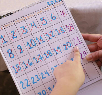 Unas manos sostienen un calendario