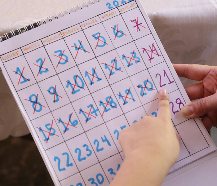 Unas manos sostienen un calendario