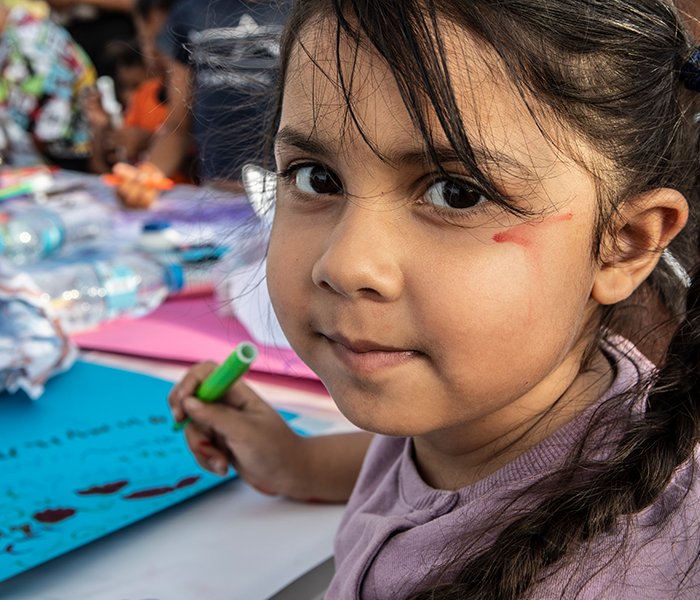 Educación en derechos de la Infancia y la adolescencia Una niña escribe en un aula