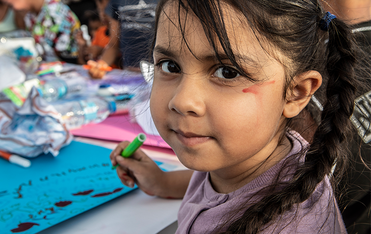 Educación en derechos de la Infancia y la adolescencia Una niña escribe en un aula