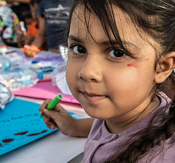 Educación en derechos de la Infancia y la adolescencia Una niña escribe en un aula