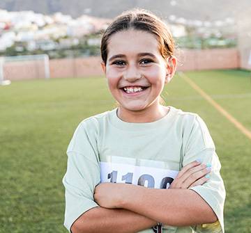 Una niña en un campo de atletismo