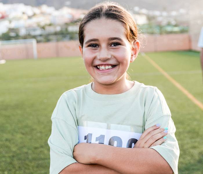 Una niña en un campo de atletismo