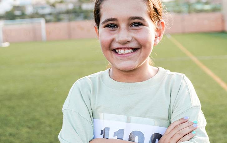 Una niña en un campo de atletismo