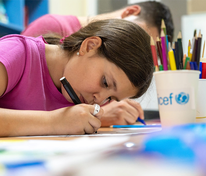 Una niña en un aula