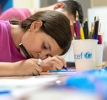 Una niña en un aula