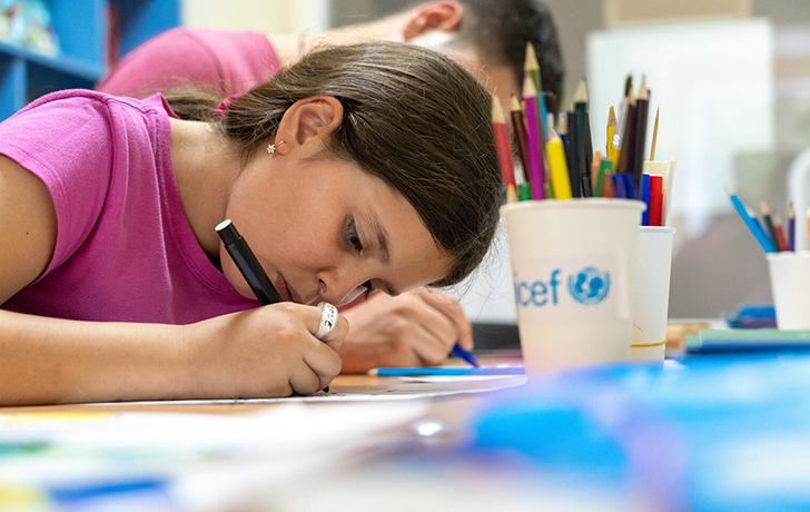 Una niña en un aula