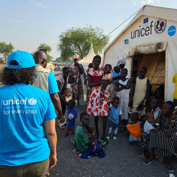 Imagen de unos colaboradores UNICEF en Sudán