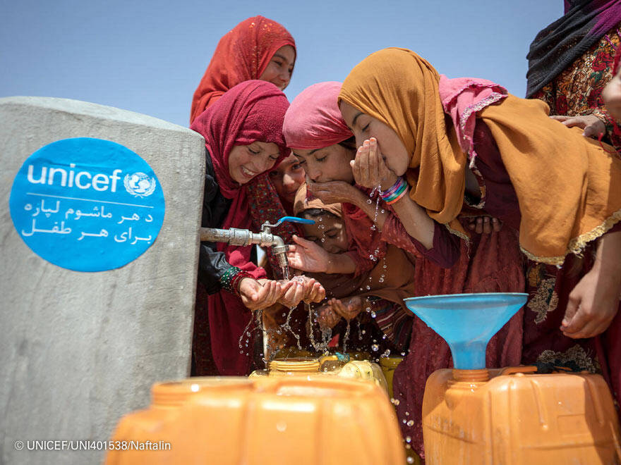 UNICEF se une al compromiso de la Agenda 2030 para lograr el acceso universal y equitativo al agua potable. Niñas bebiendo agua