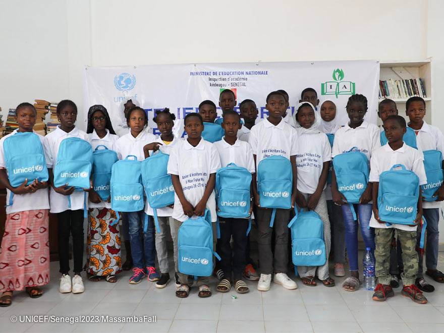 Un grupo de niños y niñas en una escuela