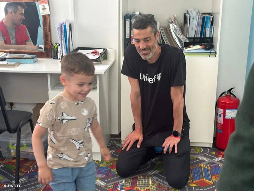 Pablo de Pascual juega con uno de los niños afectados por el conflicto en la ciudad de Dnipro. Unido Por - Ucrania