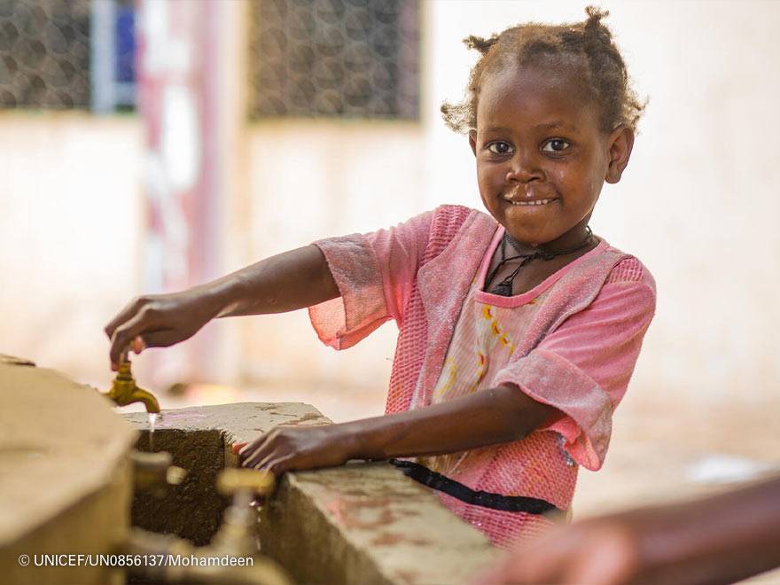 Una niña se lava las manos Una niña se lava las manos