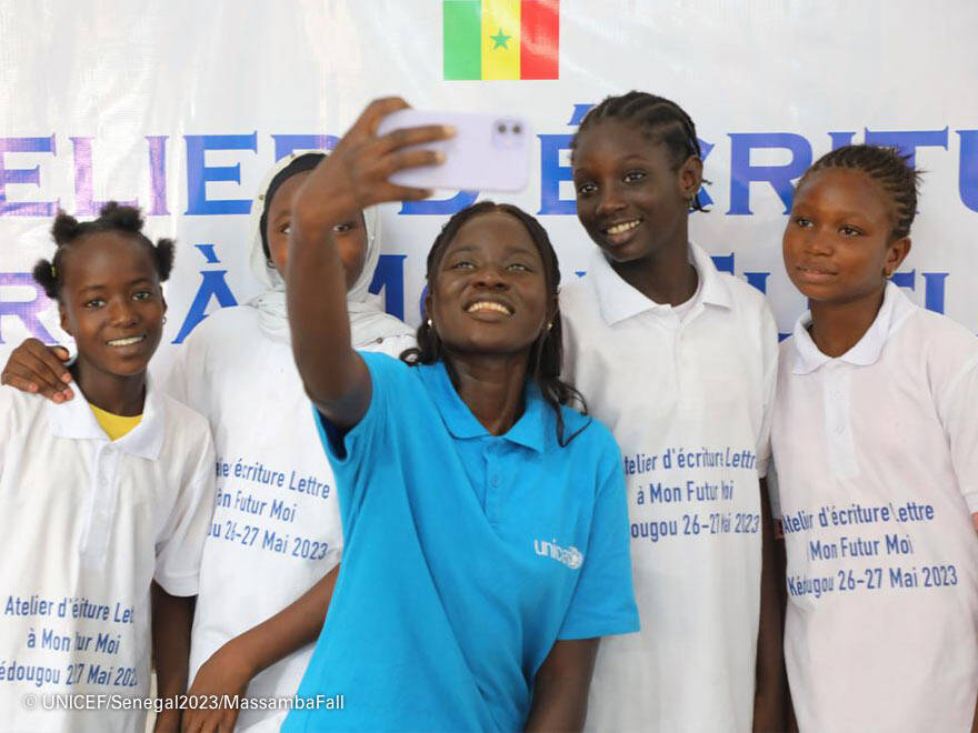 Nuestra representante de UNICEF en Senegal se hace un selfie con un grupo de estudiantes. Una representante de UNICEF se hace un selfie