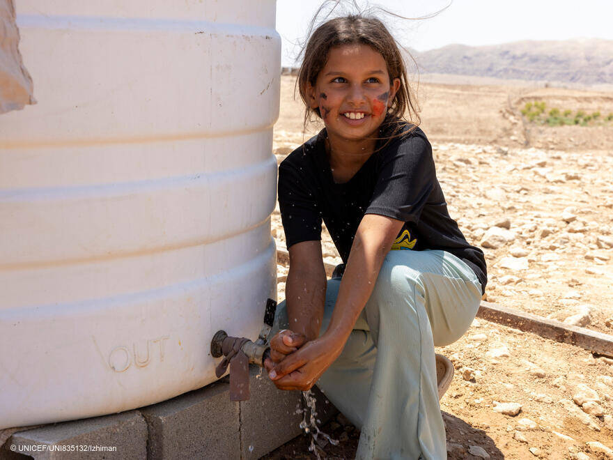 Niños de la comunidad beduina de Al-Awsaj, cerca de Ramala en Cisjordania, beben agua de un tanque de polietileno. UNI835132