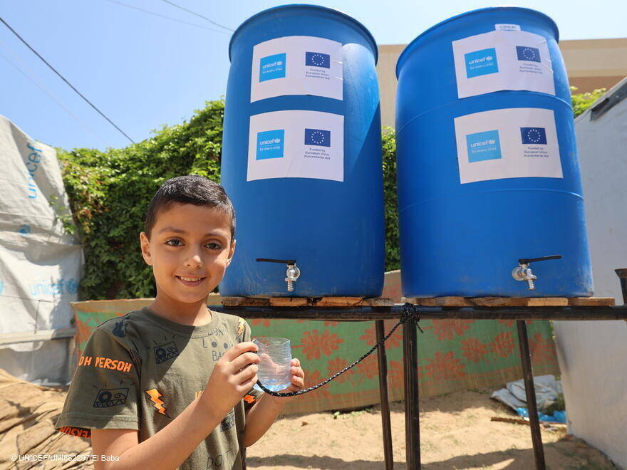 El acceso a agua segura transforma vidas: un pequeño celebra la llegada de recursos vitales que protegen la salud de su comunidad. UNI862297
