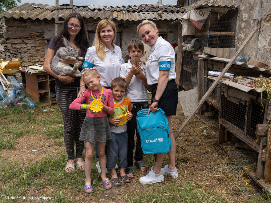 Las mochilas azules de UNICEF llegan a todos los rincones de Ucrania. Unido Por - Ucrania