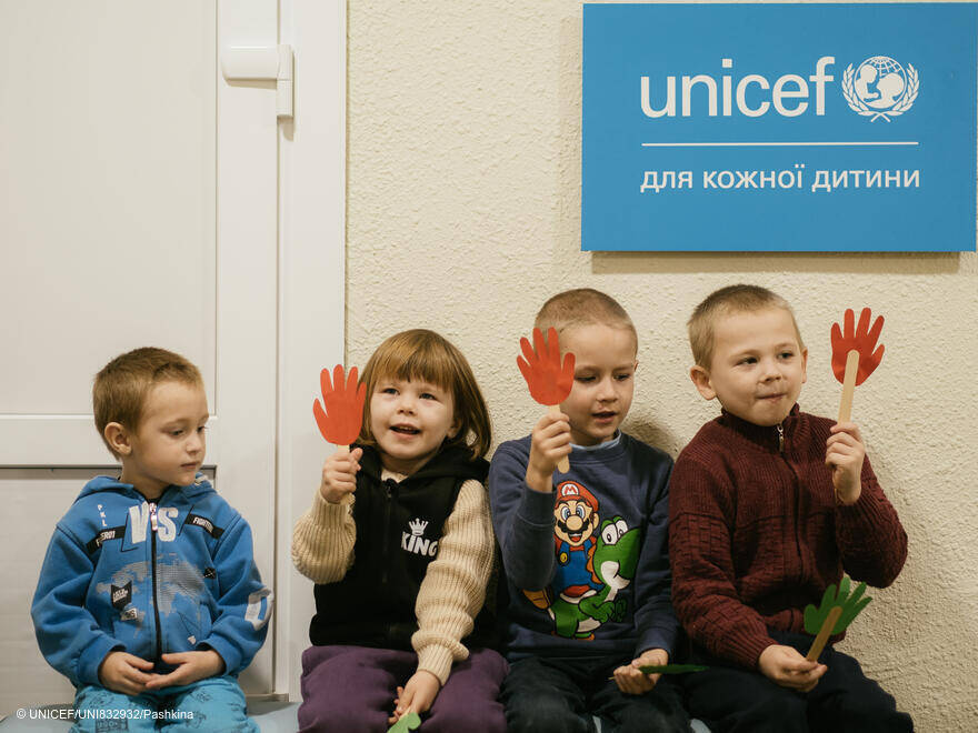 Niños en un centro de preescolar recién reformado con suministros de UNICEF. Unido Por - Ucrania