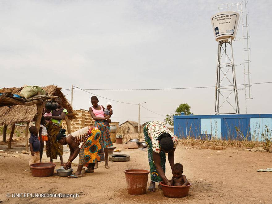 Las mujeres de la comunidad ya están disfrutando de agua limpia en su día a día. Un grupo de mujeres