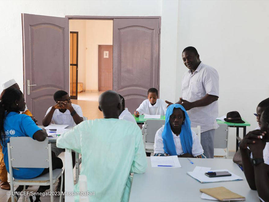 Los representantes de UNICEF en Senegal moderan el debate con los alumnos participantes. Un representante de UNICEF