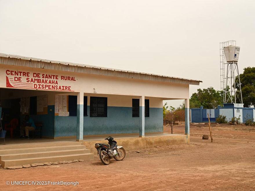 Aquí vemos el centro de salud de la aldea, que ahora cuenta con agua potable para poder tratar a los pacientes gracias a UNICEF. Un centro de salud