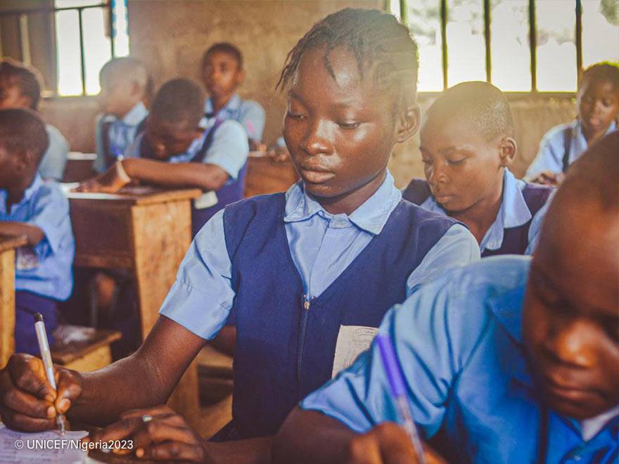 La joven Ikwe junto a sus compañeros de estudio. Imagen de Ikwe