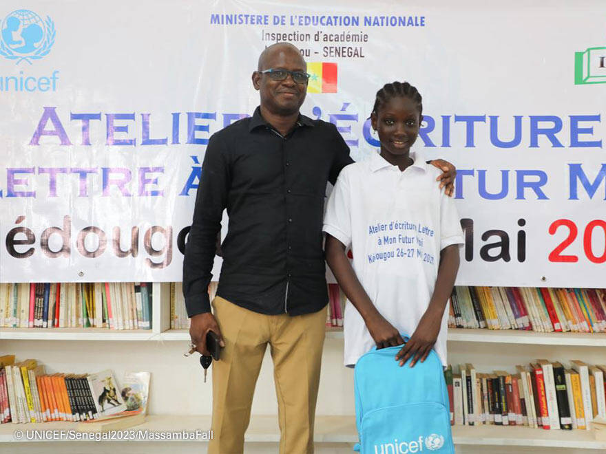 Mamadou Niang posa en la biblioteca del centro con una de las estudiantes que han leído su carta. Mamadou Niang