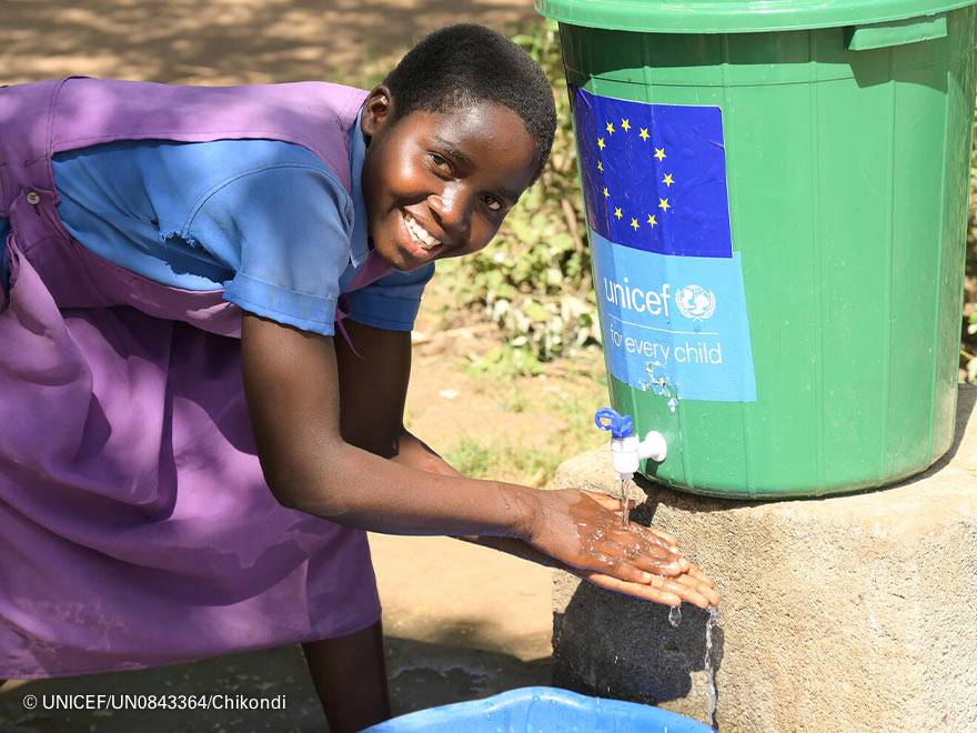 El acceso a agua limpia previene muchísimas enfermedades. Una adolescente se lava las manos