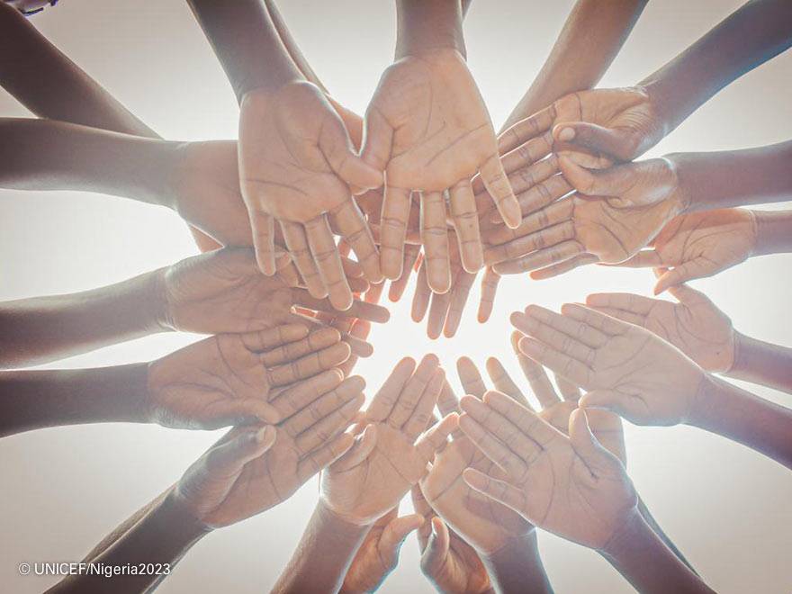 Gracias a personas como tú, podemos dar pasos gigantes a la hora de conquistar derechos esenciales como la salud y la educación. Imagen de unas manos unidas