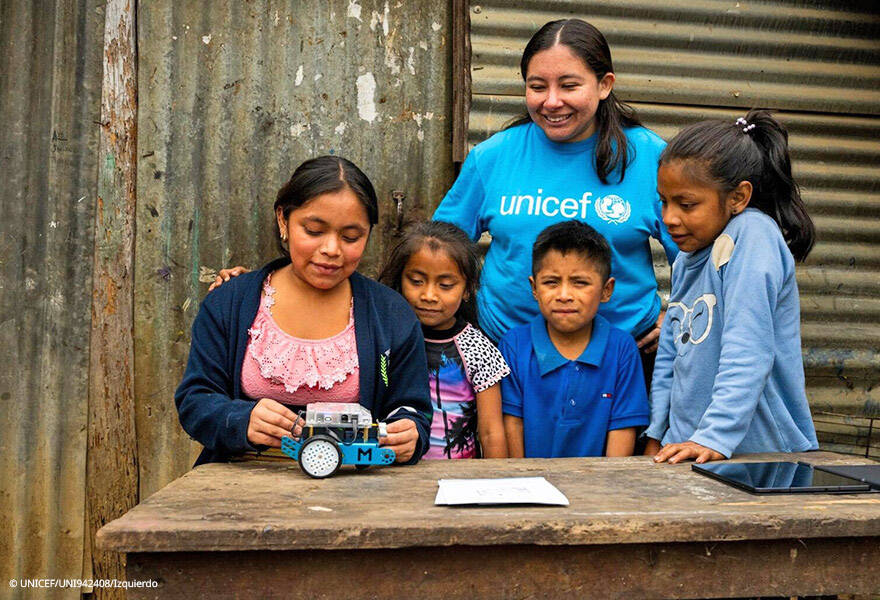 Joselyn, de 16 años, trabaja en un proyecto de robótica frente a su casa junto a Adriana López Joselyn de 16 años