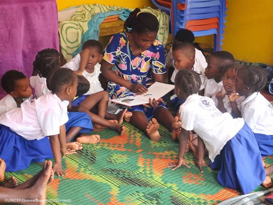 Una profesora con sus alumnos.