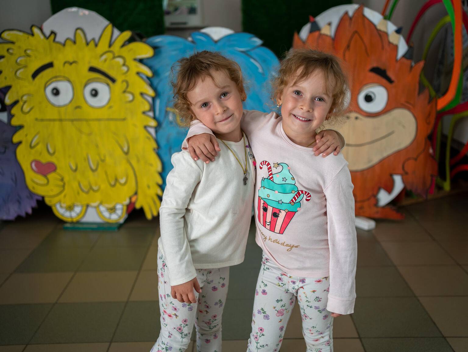 Dos gemelas ucranianas vuelven a clase en Ucrania