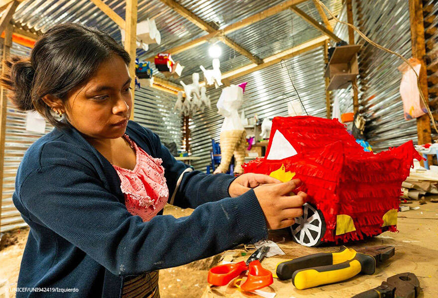 Joselin trabaja en una tienda de piñatas infantiles para poder seguir estudiando y ayudar a su familia. Joselin de 16 años