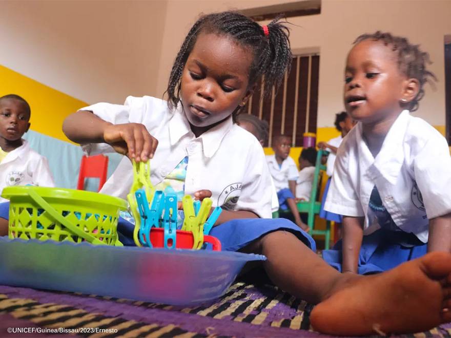 Unos niños aprenden jugando.