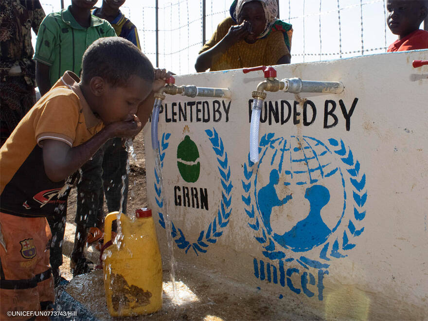 Los pozos de agua potable están devolviendo la esperanza a los niños de Somalia. Un niño bebe en un oozo de agua en Somalia