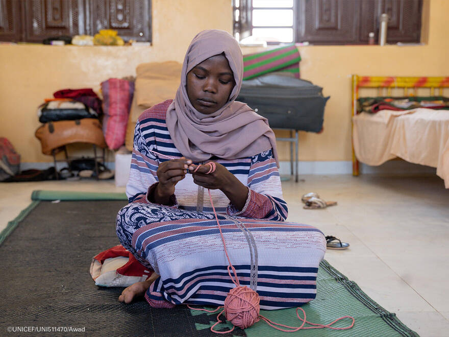 El crochet se ha convertido en un nuevo hobbie para Halima y en una fuente de ingresos. Halima hace crochet.