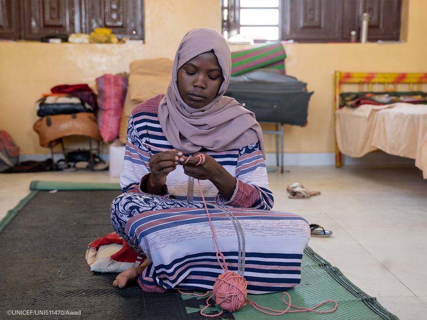 Halima hace crochet.