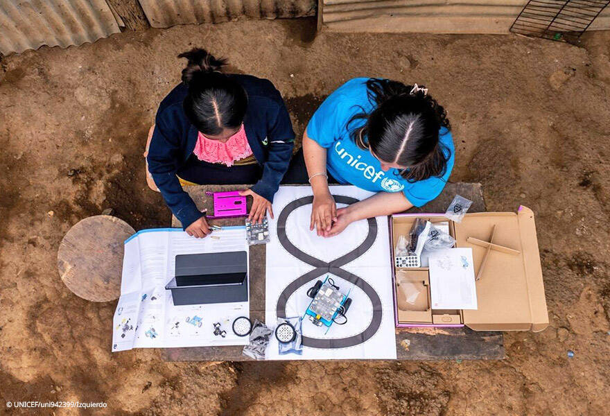 Joselin trabaja en su proyecto de robótica junto con nuestra compañera Adriana López. Joselin trabaja en su proyecto de robótica
