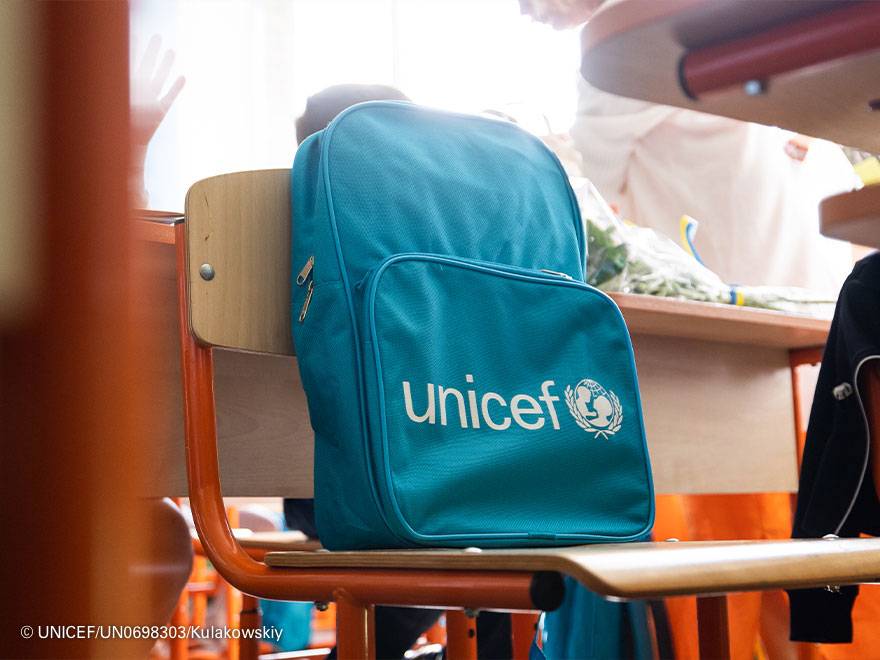 Las mochilas azules de UNICEF llegan a estudiantes de todas partes del mundo.