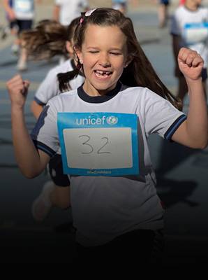 Una niña corriendo