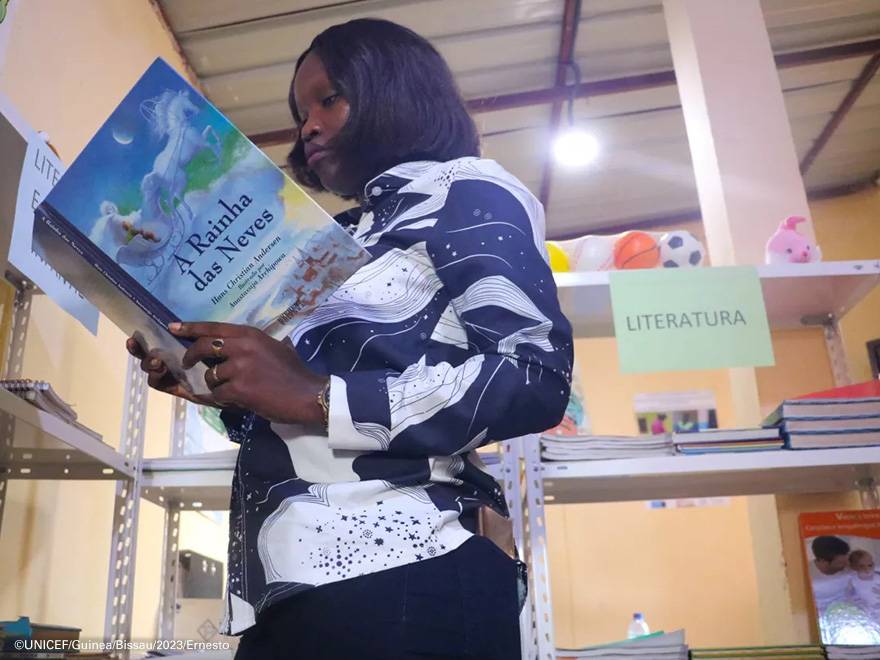 Una mujer lee un libro.