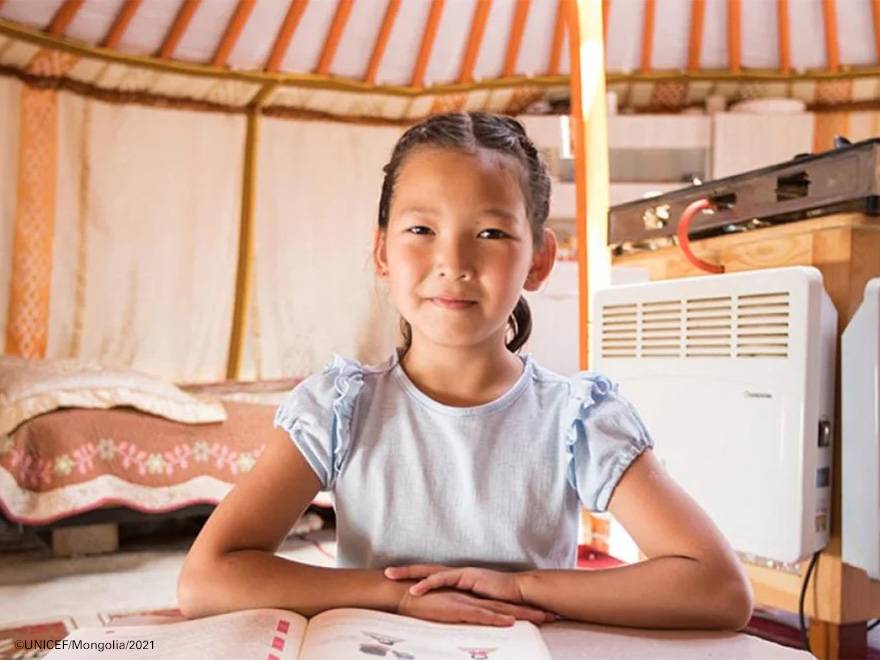 El aire limpio en los hogares es vital para que los niños puedan crecer sanos y felices. Foto de una niña con un libro