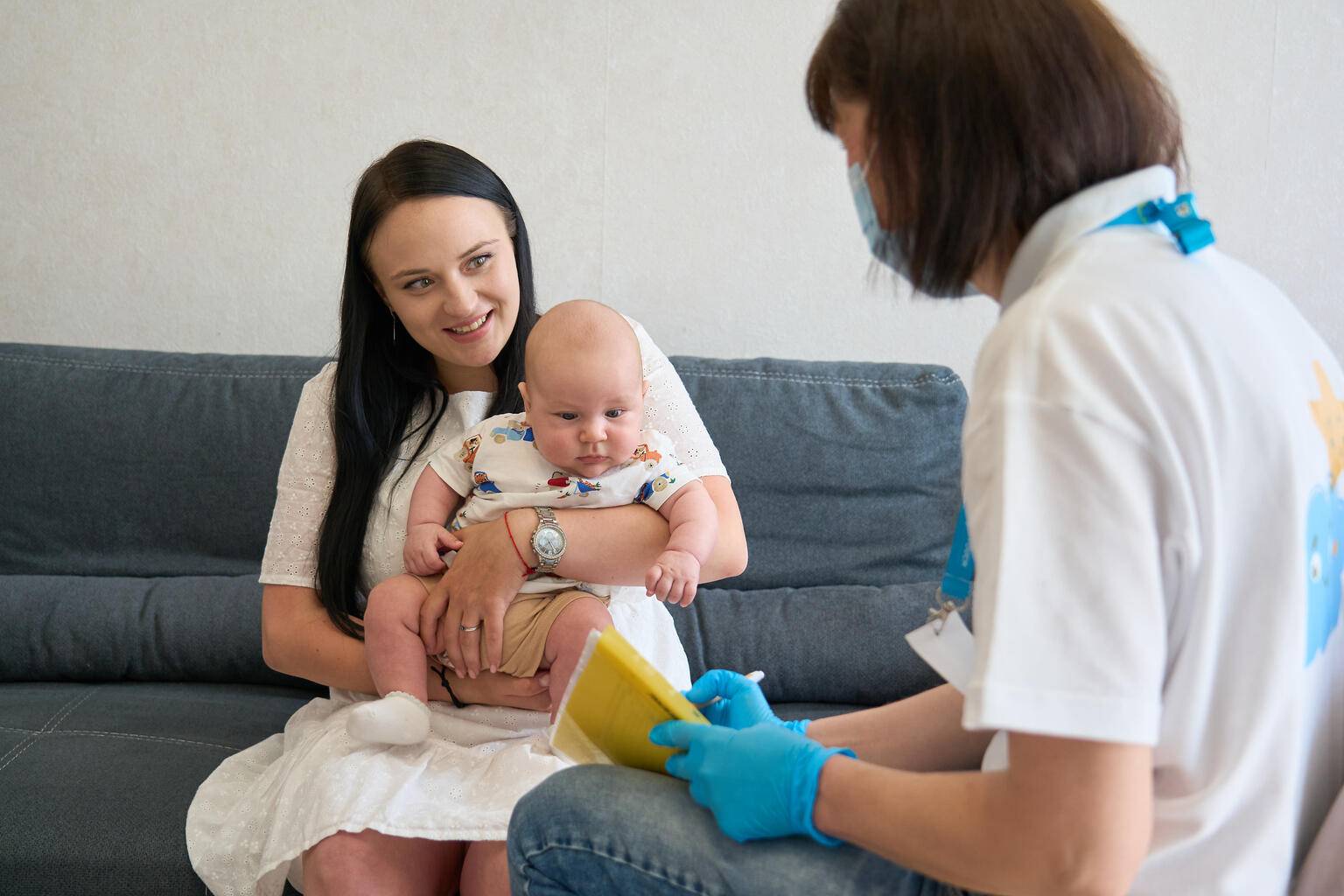 Una madre ucraniana y su bebé reciben en su casa la visita de una matrona de UNICEF